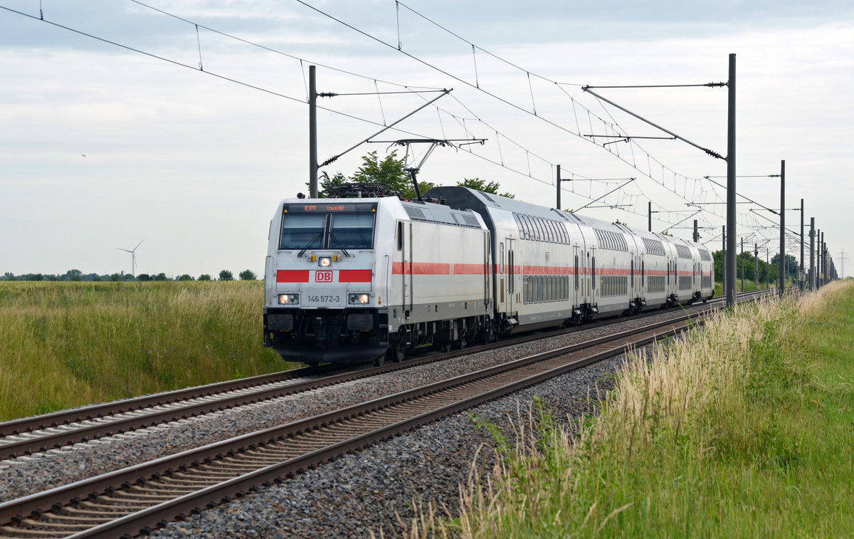 146 572 führte den IC 2235 am 22.06.16 durch Braschwitz Richtung Halle(S).
