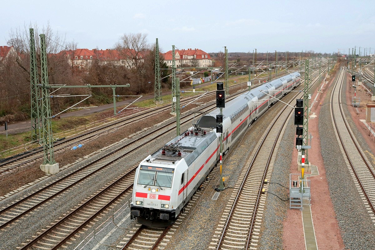 146 573-1 DB als IC 2037 (Linie 56) von Norddeich Mole nach Leipzig Hbf passiert die Zugbildungsanlage Halle (Saale) in südlicher Richtung. Aufgenommen von der Berliner Brücke. [28.12.2017 | 13:53 Uhr]