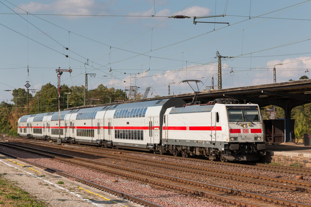146 573-1 mit dem IC2049 nach Dresden bei der Durchfahrt in Köthen. Fotografiert am 05.09.2018. 