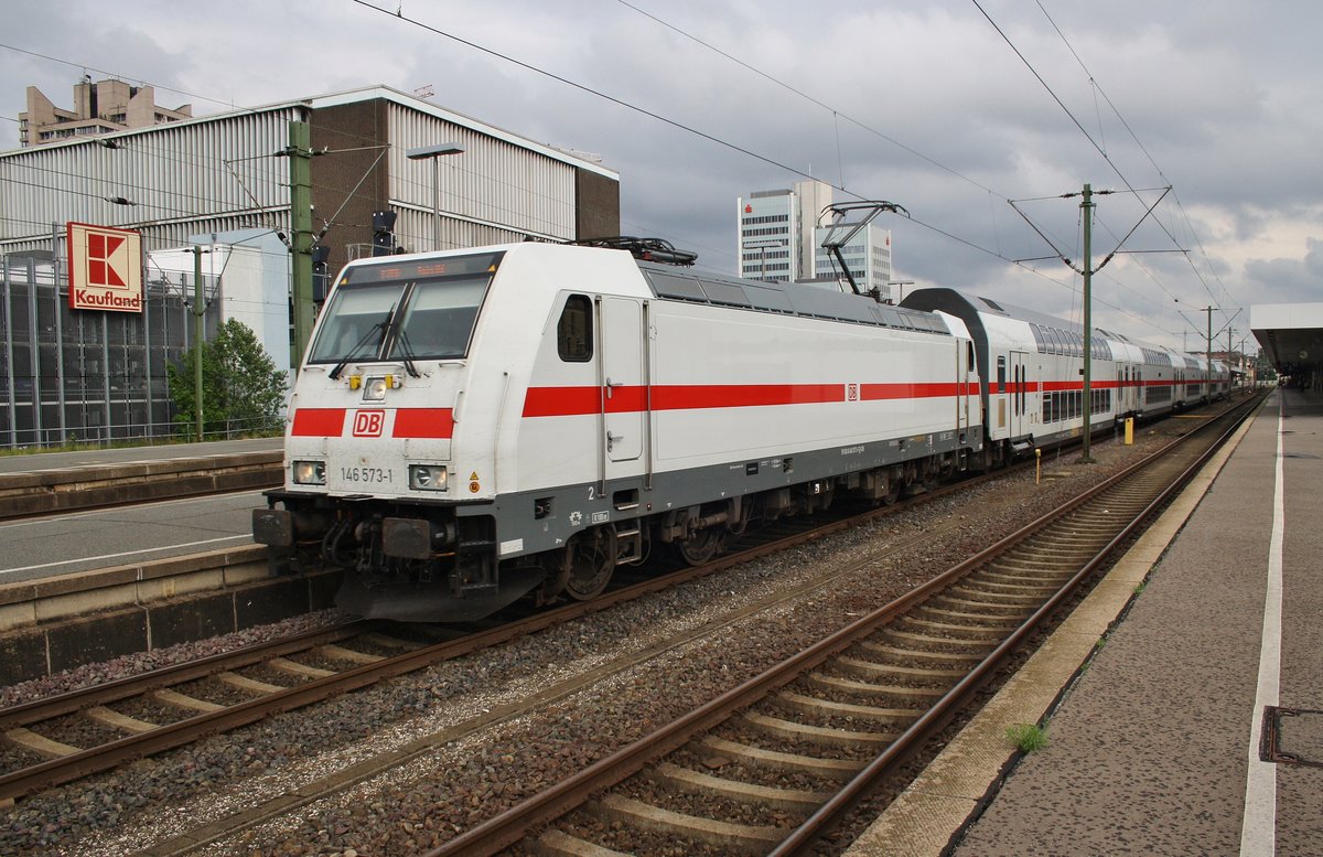 146 573-1 verlässt am 5.8.2017 mit dem IC2036 von Leipzig Hauptbahnhof nach Emden Hauptbahnhof den Hannoverschen Hauptbahnhof.