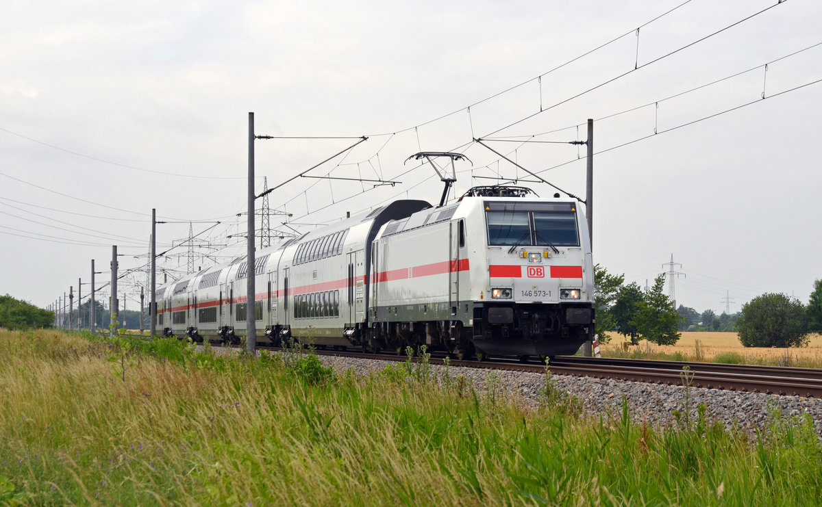 146 573 schleppte am 23.06.17 den IC 2048 nach Köln durch Braschwitz Richtung Köthen.