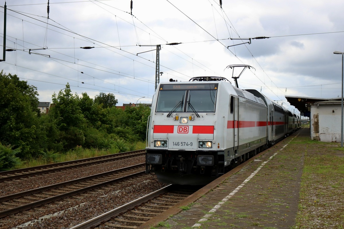 146 574-9 DB als IC 2430 (Linie 56) von Leipzig Hbf nach Emden Hbf durchfährt den Bahnhof Schönebeck(Elbe). [15.7.2017 - 10:45 Uhr]