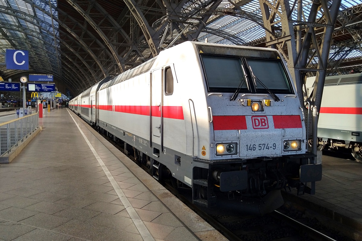 146 574-9 mit dem IC 2038 (Leipzig Hbf-Emden Hbf) am 30.9.2023 im Leipziger Hbf