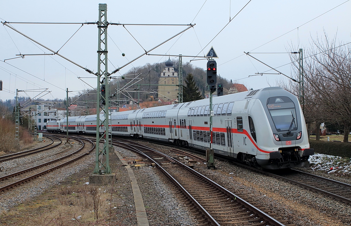 146 574-9 verlässt mit einem IC von Singen (Hohentwiel) nach Stuttgart am 22.03.2018 den Bahnhof Herrenberg