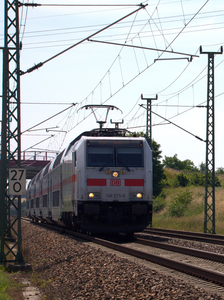 146 575-6 passiert mit einem IC KM 27.0 bei Lenz. 15.06.2017 11:31 Uhr.