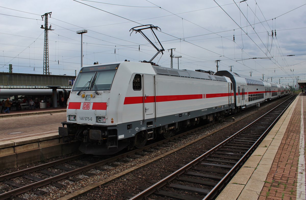 146 575-6 schiebt am 18.8.2017 den IC2441 von Dortmund Hauptbahnhof nach Dresden Hauptbahnhof aus dem Startbahnhof.