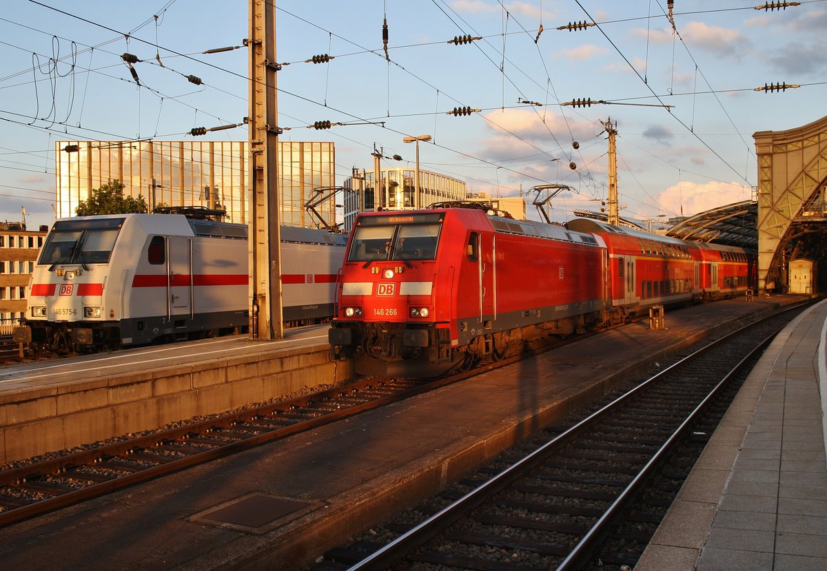 146 575-6 steht am Abend des 2.7.2017 mit dem IC2442 von Dresden Hauptbahnhof im Kölner Hauptbahnhof neben 146 266 mit dem RE6 (RE10637)  Westfalen-Express  von Köln/Bonn Flughafen nach Bielefeld Hauptbahnhof.