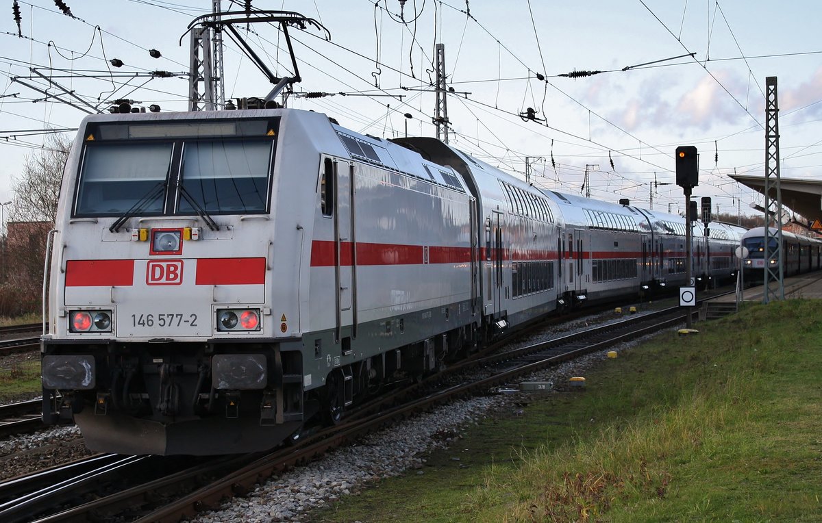146 577-2 schiebt am 15.12.2019 den IC2239  Warnow  von Rostock Hauptbahnhof nach Leipzig Hauptbahnhof in den Startbahnhof. 