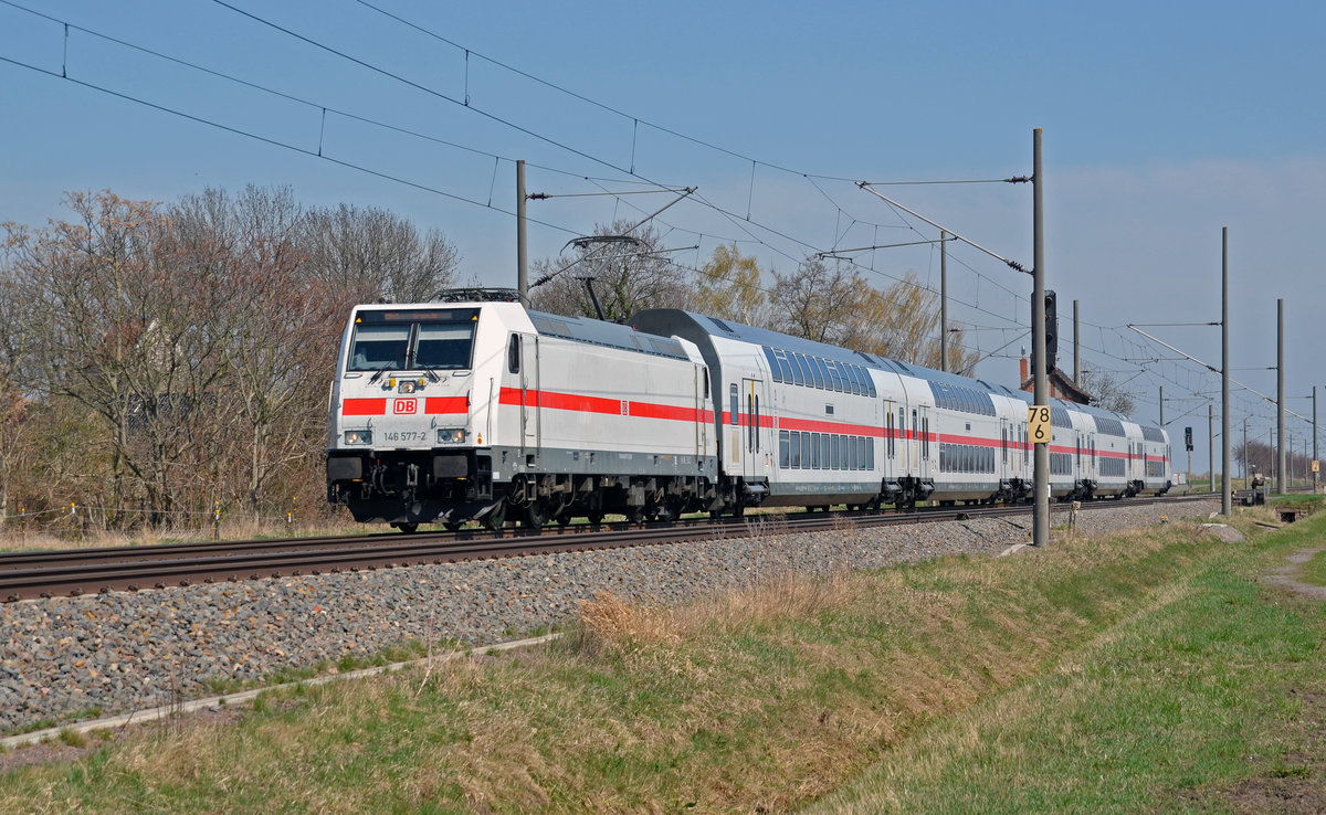 146 577 führte am 12.04.18 den IC 2443 nach Dresden durch Braschwitz seinem nächsten Halt in Halle(S) entgegen.