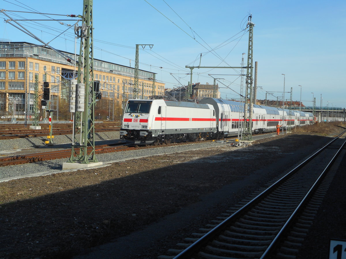 146 577 warten auf dem Bahnhofsvorfeld in Leipzig HBF am 06.02.2016.

(Dieses Foto wurde aus einem Zug heraus gemacht)