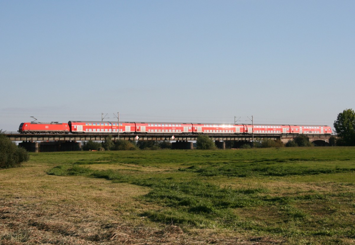 146 xxx mit RE 4425 (Bremen Hbf–Hannover Hbf) am 01.10.2013 auf der Allerbrcke zwischen Verden und Wahnebergen