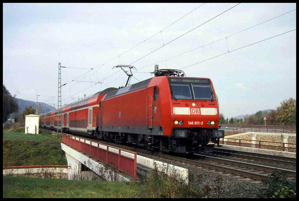 146011-2 verlässt hier am 1.11.2004 um 11.40 Uhr mit einem Dosto nach Koblenz den Bahnhof Bad Breisig.