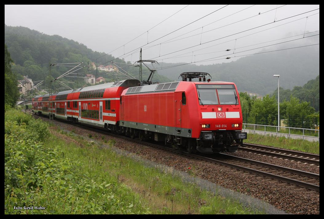 146014 war mit moderner Dosto Einheit am 25.5.2016 um 10.17 Uhr im Elbtal bei Königstein nach Bad Schandau unterwegs.