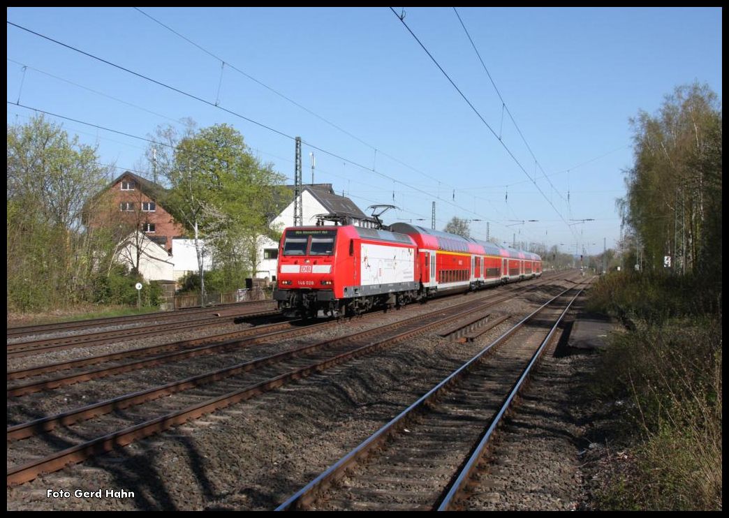 146028 mit Seitenwerbung führt am 20.4.2015 um 10.45 Uhr einen RE nach Bielefeld in Höhe des Haltepunktes Hiddenhausen - Schweicheln.
