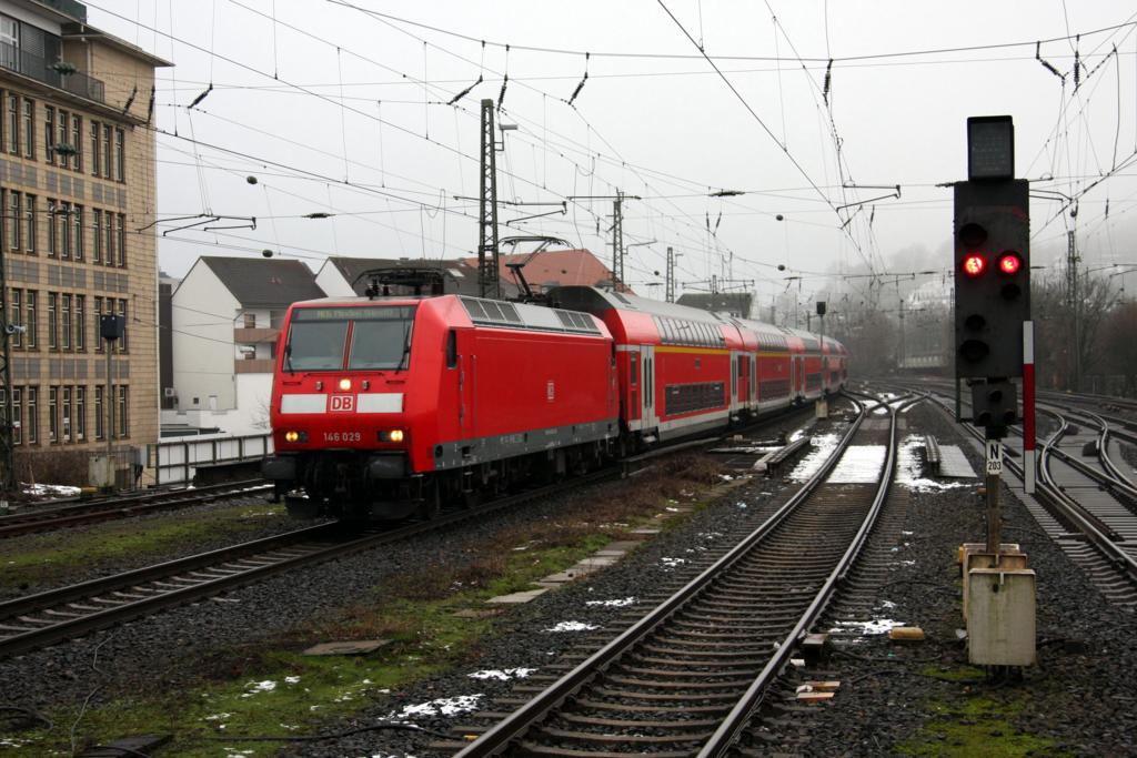 146029 fährt mit dem RE 6 nach Minden am 3.2.2015 um 8.58 Uhr in Bielefeld ein.
