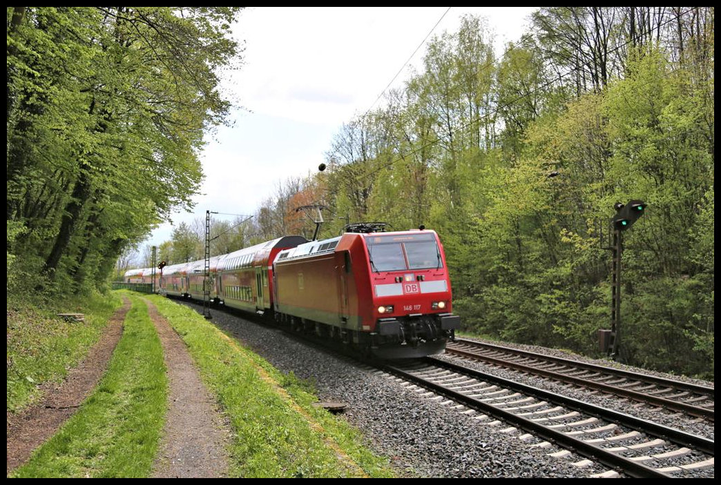 146117 fährt hier mit dem RE 2 aus Düsseldorf am 7.5.2021 um 15.02 Uhr in den südlichen Tunneleinschnitt bei Lengerich ein. Der Zug ist zum Endbahnhof Osnabrück unterwegs.