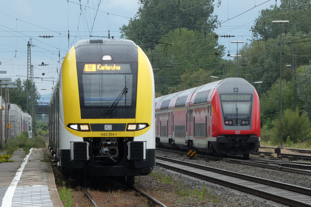 1462 004/504 steht als RE17020 (Basel Bad Bf - Karlsruhe Hbf) planmäßig auf Gleis 6 wartend auf die Abfahrt, während 146 213  ihre 5 Dostos als RB17123 (Offenburg - Freiburg(Breisgau) Hbf) gen Orschweier beschleunigt (15:18 Uhr).