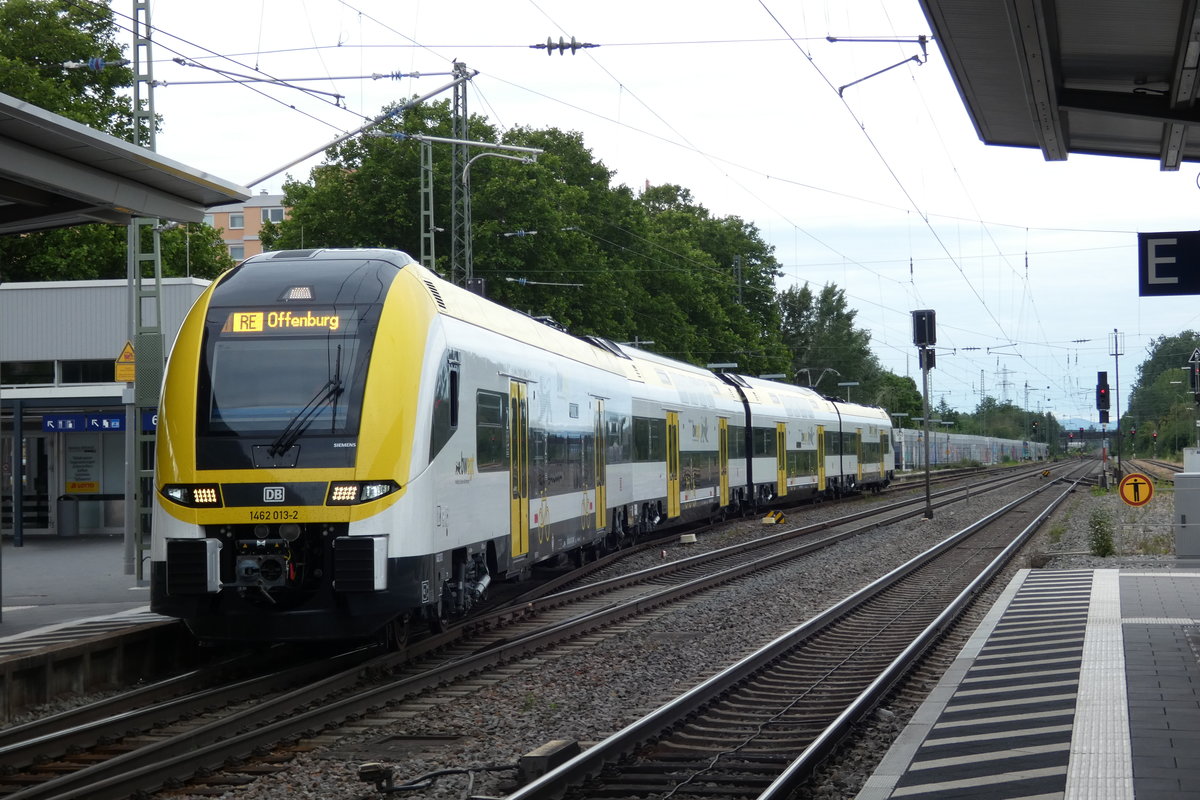 1462 013/513 verlässt Lahr (Schwarzwald) Gleis 6 in Richtung Norden als RE17008 (Basel Bad Bf - Offenburg) (8:08 Uhr).