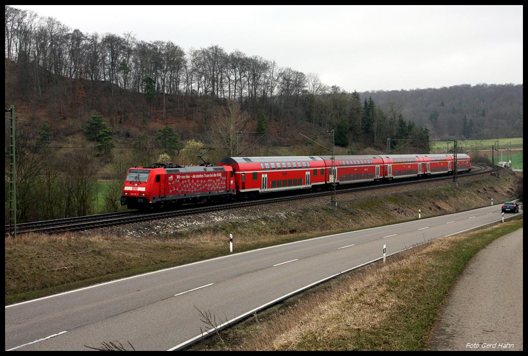 146209-2 mit Werbeaufschrift war am 23.03.2017 um 11.03 Uhr bei Amstetten mit einem Dosto in Richtung Ulm unterwegs.