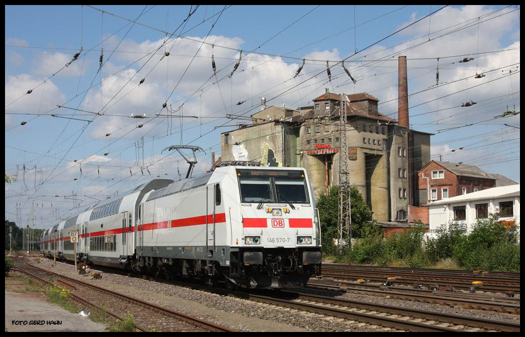 146570 erreicht hier mit ihrer IC 2 Garnitur nach Leipzig am 30.08.2016 um 14.28 Uhr den Bahnhof Verden.