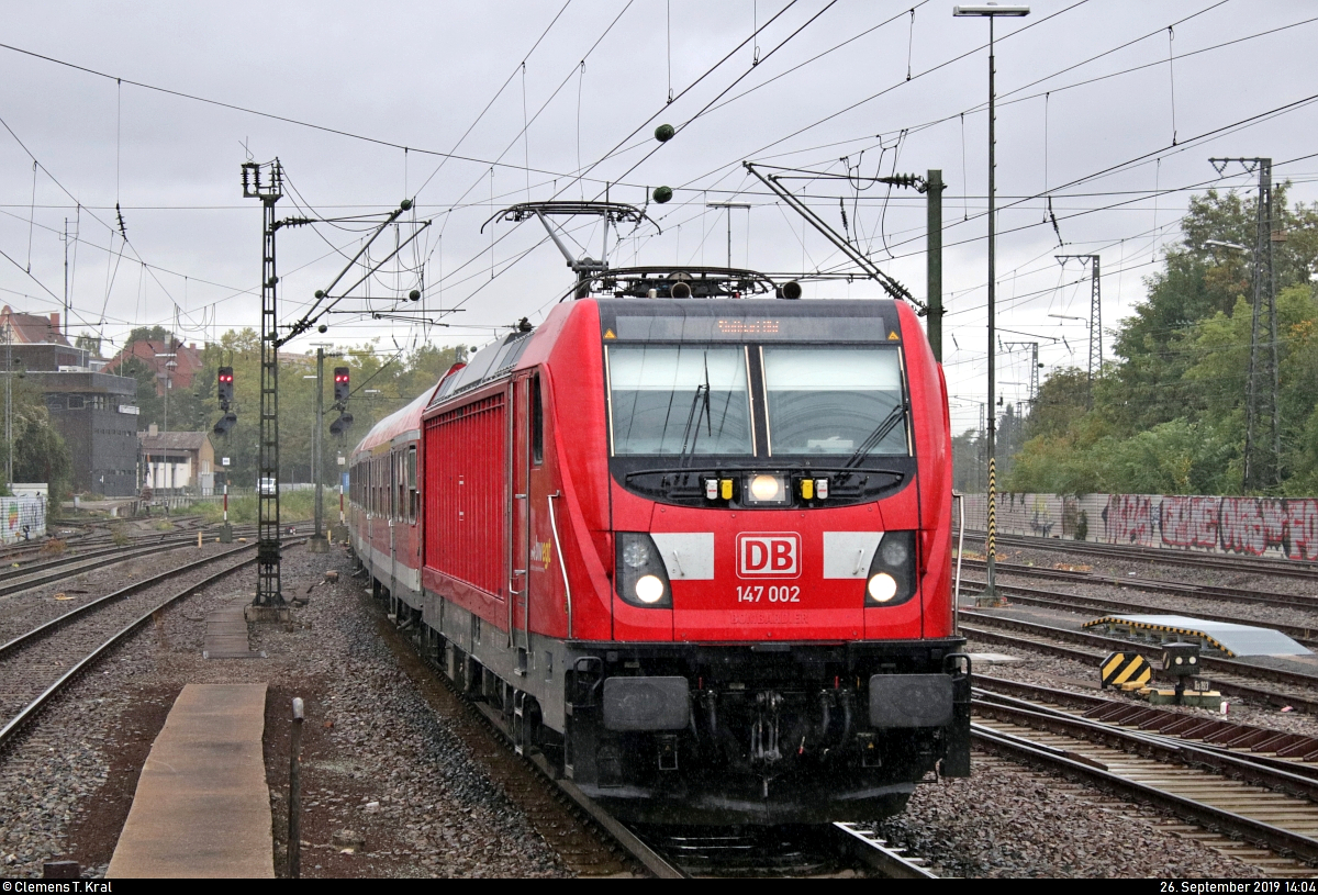 147 002-0 von DB Regio Baden-Württemberg als RB 1???? von Osterburken nach Stuttgart Hbf erreicht während eines Regenschauers den Bahnhof Ludwigsburg auf Gleis 4.
Aufgenommen am Ende des Bahnsteigs 4/5.
[26.9.2019 | 14:04 Uhr]