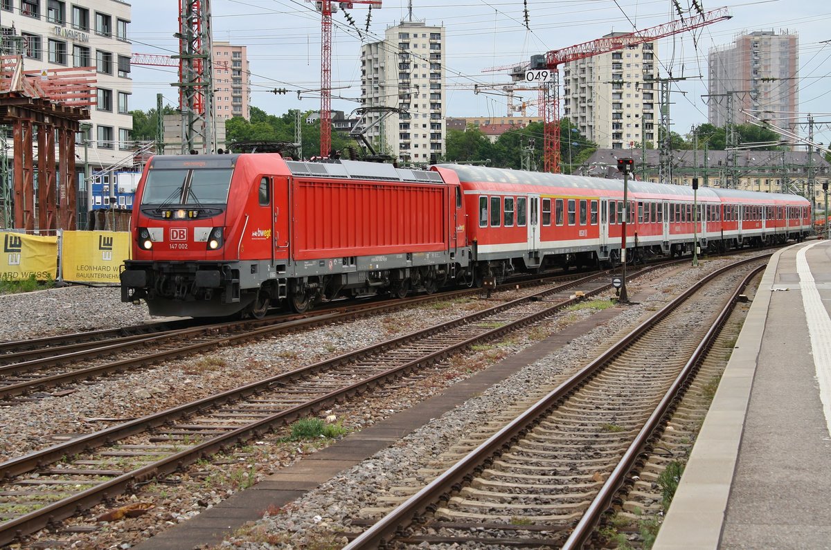 147 002 fährt am 31.05.2019 mit der RB19177 von Heilbronn Hauptbahnhof in den Stuttgarter Hauptbahnhof ein.