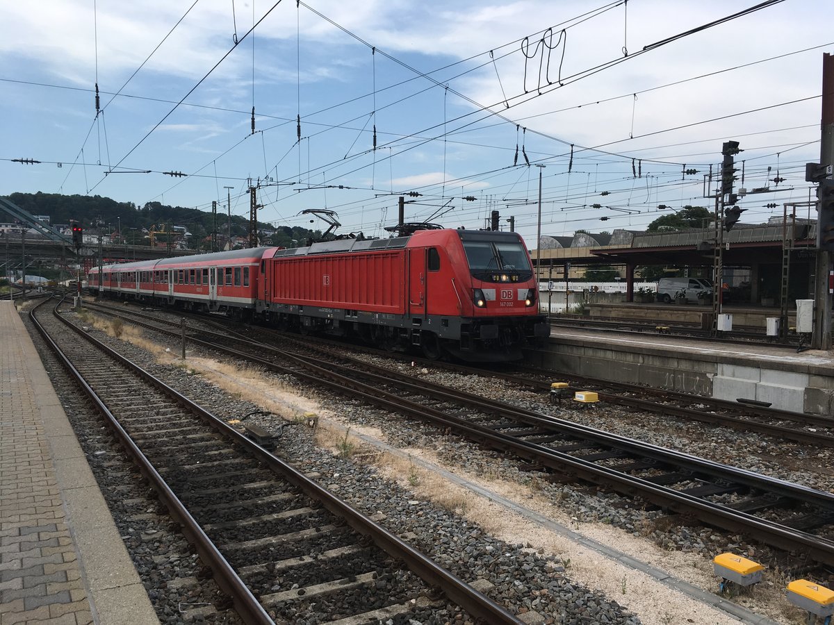 147 002 mit einer n Wagen Garnitur bei der Einfahrt in Ulm Hbf aus Stuttgart im Juli 2017.
