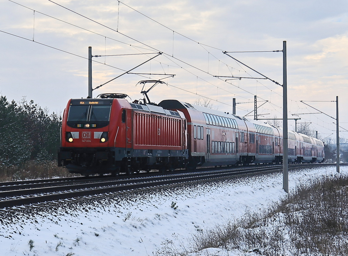 147 004 als FEX vom Flughafen BER in Richtung Berlin Hauptbahnhof am 18. Januar 2024 bei Schönefeld. 