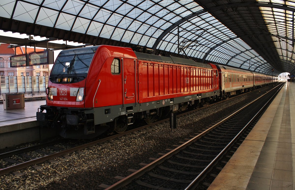 147 004 steht am Morgen des 31.10.2019 mit dem IRE4276  Berlin-Hamburg-Express  von Berlin Ostbahnhof nach Hamburg Hauptbahnhof in Berlin Spandau. 