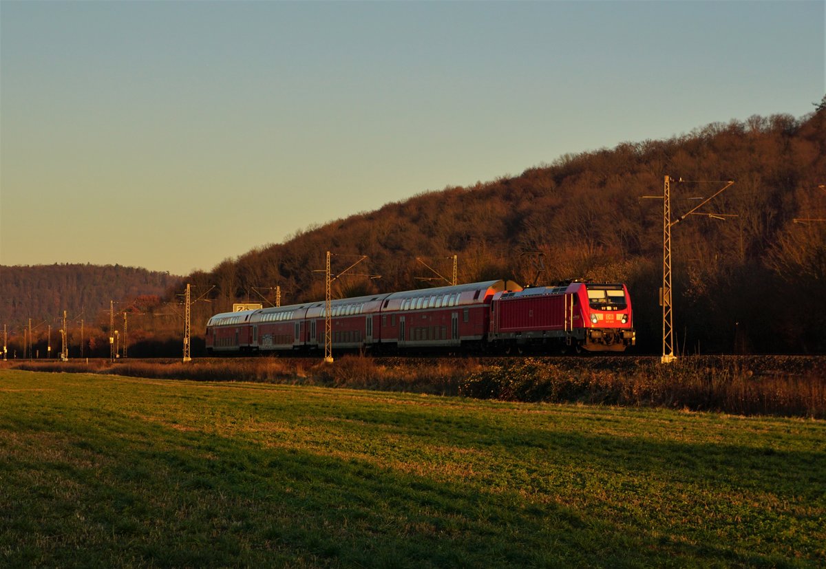 147 005 fährt am 06.01.2020 im Neckartal bei Lustnau der tief stehenden Abendsonne in Richtung Tübingen entgegen.