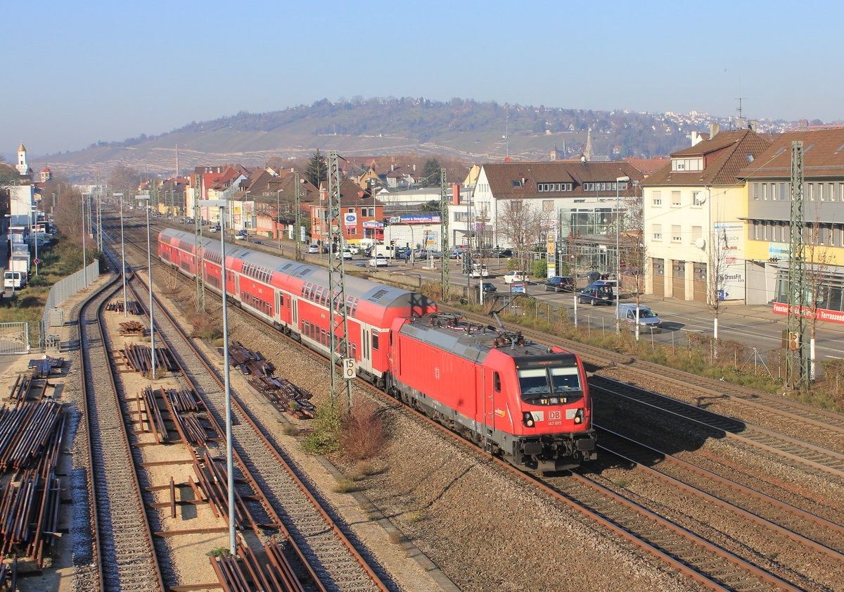 147 005 mit RE Stuttgart-Tübingen am 05.12.2019 in Oberesslingen. 