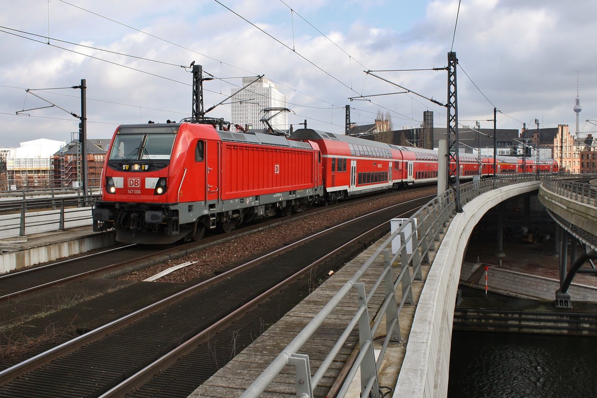 147 006 fährt am 19.02.2021 mit der RB14 (RB18616)  Airport-Express  von Flughafen Berlin/Brandenburg Terminal 1-2 nach Nauen in den Berliner Hauptbahnhof ein.