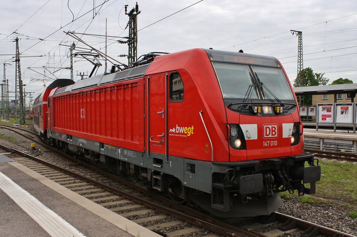 147 010 fährt am 31.05.2019 mit dem IRE19035 von Karlsruhe Hauptbahnhof in den Stuttgarter Hauptbahnhof ein. 