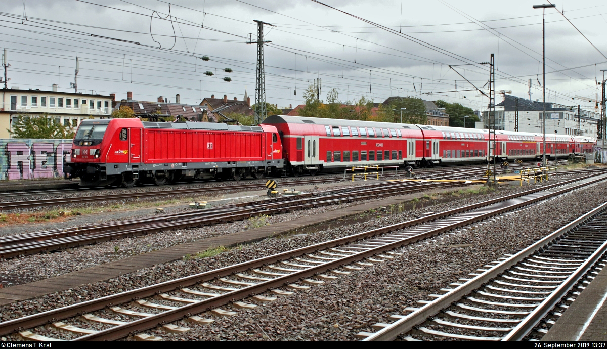 147 011-1 von DB Regio Baden-Württemberg als verspäteter RE 1???? von Stuttgart Hbf nach Heilbronn Hbf verlässt den Bahnhof Ludwigsburg auf Gleis 1.
Aufgenommen vom Bahnsteig 4/5.
[26.9.2019 | 13:37 Uhr]