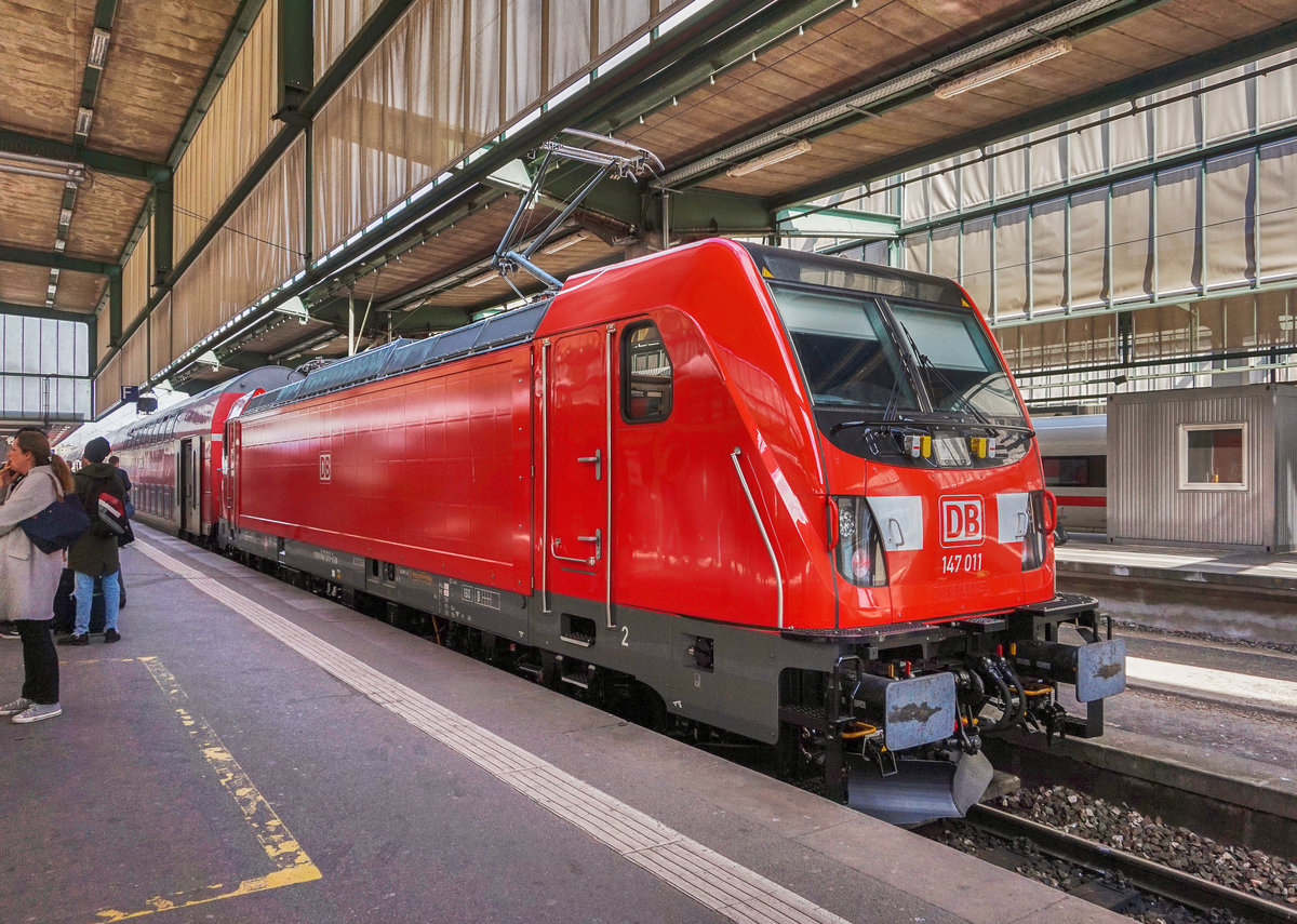 147 011-1 steht mit einem RE, abfahrtbereit in Stuttgart Hbf.
Aufgenommen am 6.4.2017.