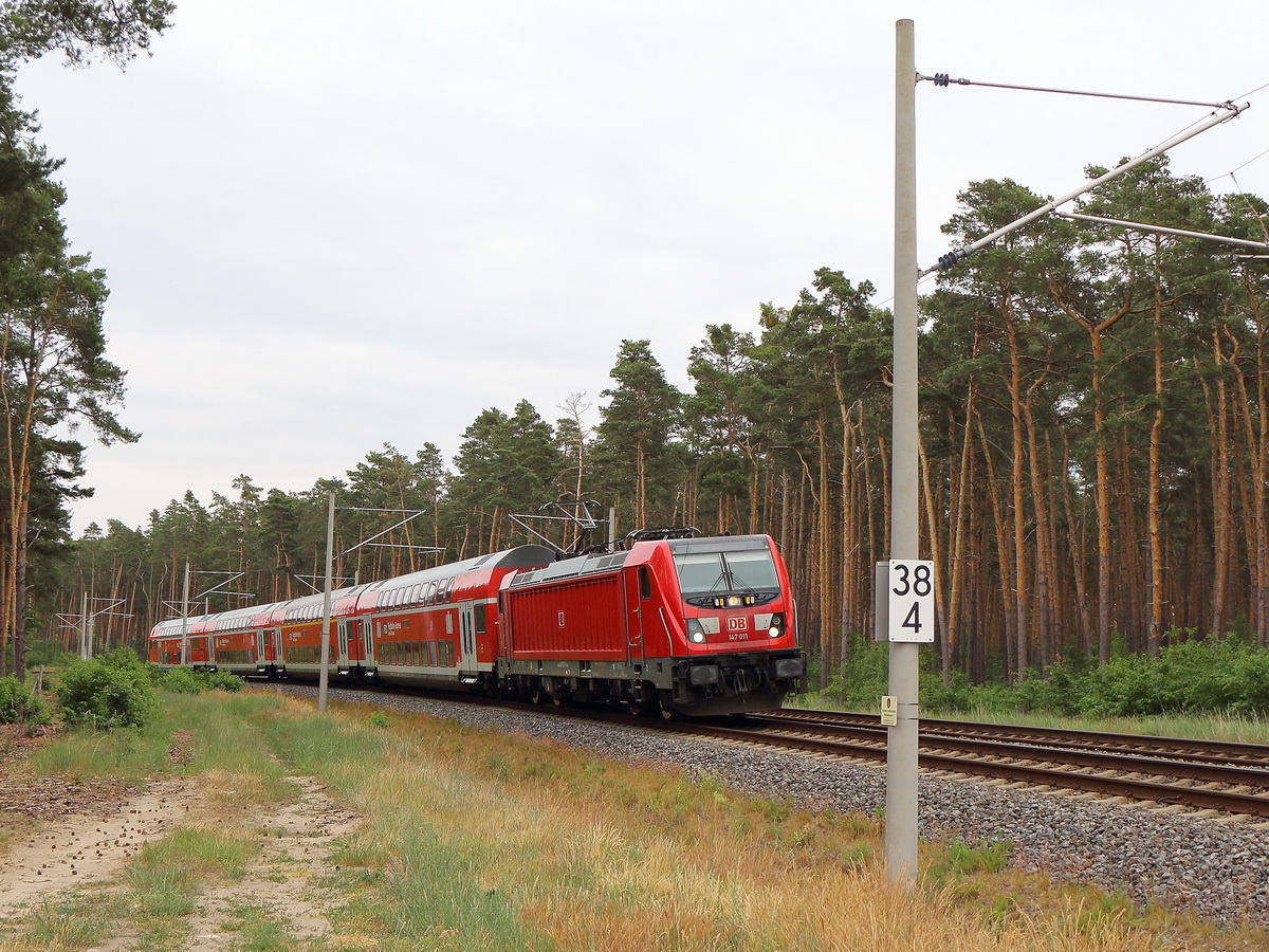 147 011 als FEX aus Richtung Berlin Hauptbahnhof zum Flughafen BER am Streckenkilometer Anzeige  am 06. Juni 2022. 