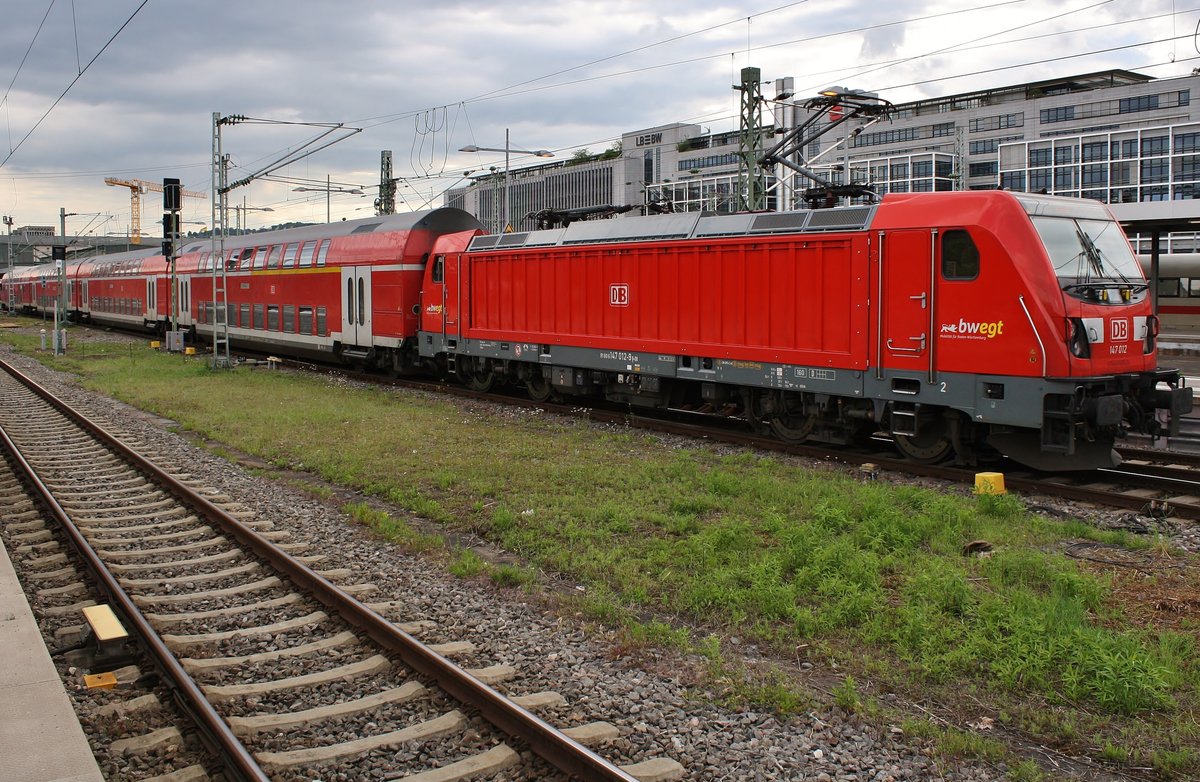 147 012 fährt am 29.05.2019 mit dem RE19456 von Aalen Hauptbahnhof in den Stuttgarter Hauptbahnhof ein.