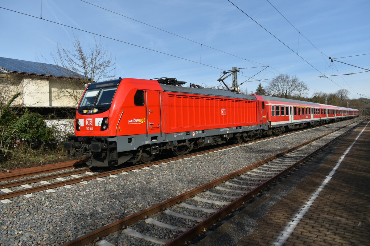 147 012 mit N-Wagen RB 19117 nach Stuttgart Hbf in Untergriesheim. 6.3.2019