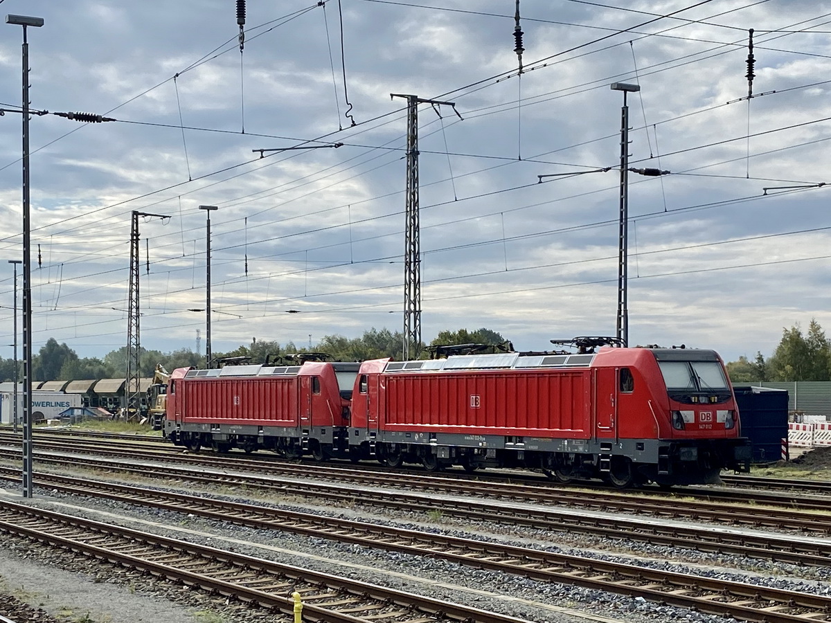 147 012 mit einer Schwester Lokomotive standen mehrere Tage an der gleichen Stelle im Bahnhof von Stralsund. Bild vom 26. September 2020.