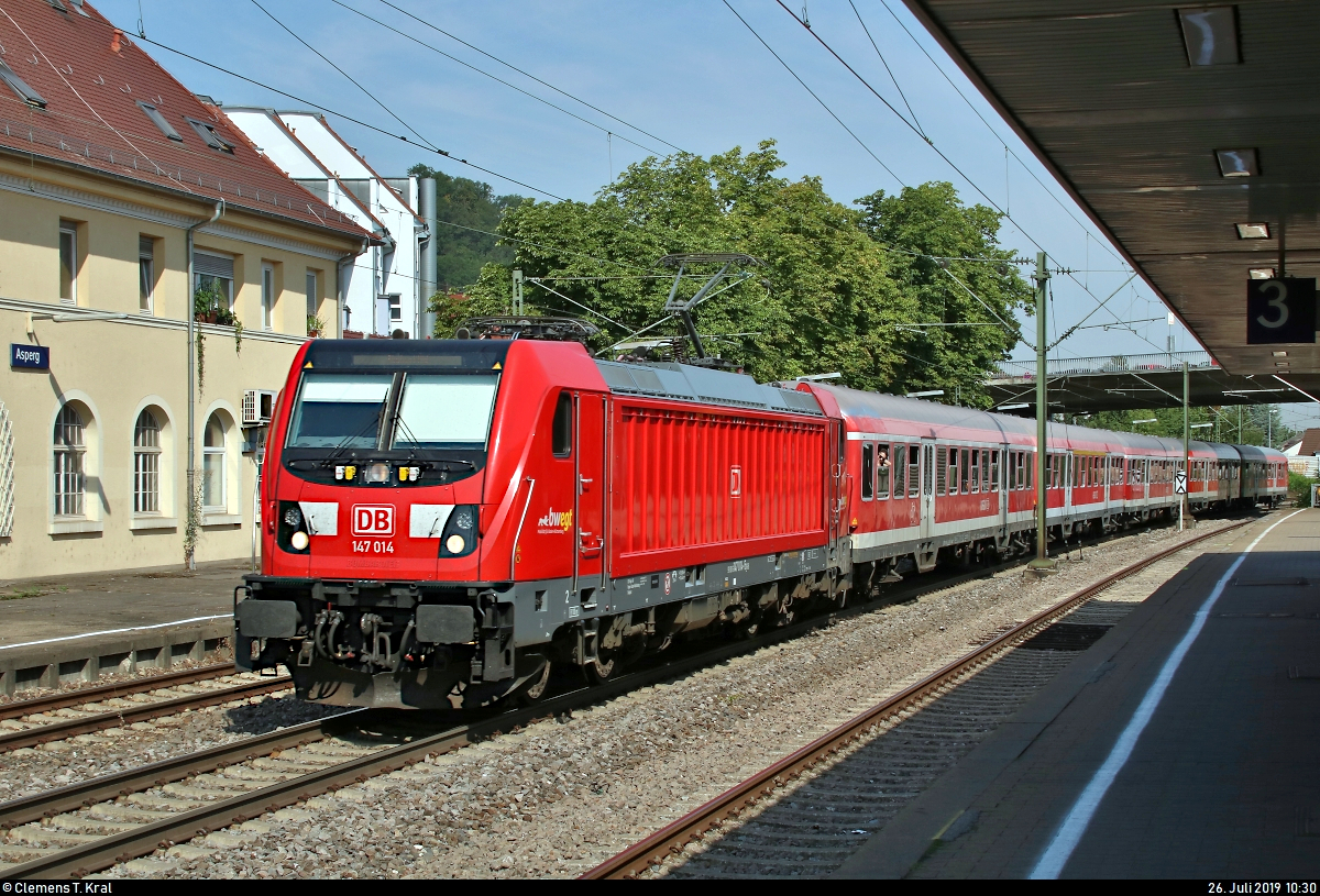 147 014-5 von DB Regio Baden-Württemberg als RB 19967 von Heilbronn Hbf nach Stuttgart Hbf durchfährt den Bahnhof Asperg auf der Bahnstrecke Stuttgart–Würzburg (Frankenbahn | 4800).
Unter dem Bahnsteigdach zu fotografieren, ist sicher keine elegante Lösung, allerdings war die Hitze in der Sonne nach gewisser Zeit nicht mehr zu ertragen.
[26.7.2019 | 10:30 Uhr]