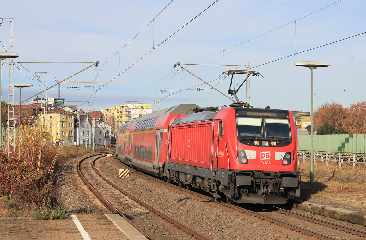 147 014 mit IRE nach Karlsruhe am 01.12.2018 in Stuttgart-Zuffenhausen. 