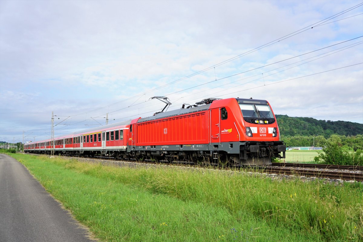 147 015 mit dem IRE 3274 unterwegs von Tübingen nach Stuttgart.
Aufnahme vom 21.06.2019 bei Tübingen- Lustnau.