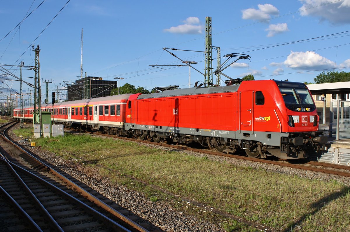 147 015 schiebt am Abend des 31.05.2019 den IRE3276 von Tübingen Hauptbahnhof aus dem Stuttgarter Hauptbahnhof in die Abstellung.