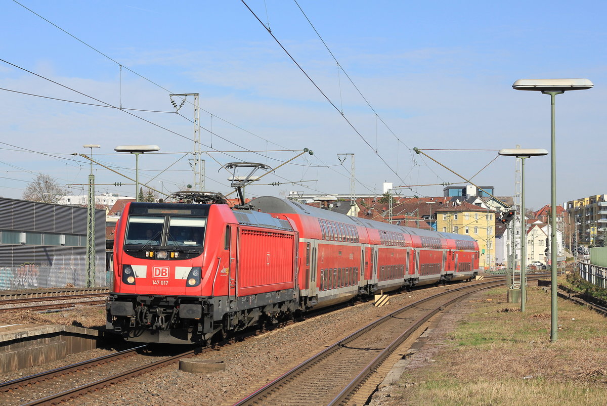 147 017 mit IRE aus Karlsruhe am 28.03.2019 bei der Durchfahrt von Stuttgart-Zuffenhausen. 
