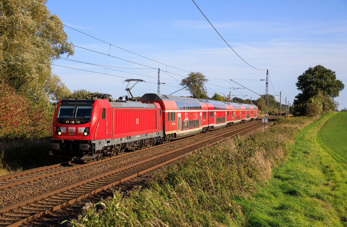 147 017 zog am 07.10.2022 den RE3 3310 nach Stralsund. Aufgenommen in Engelswacht.
