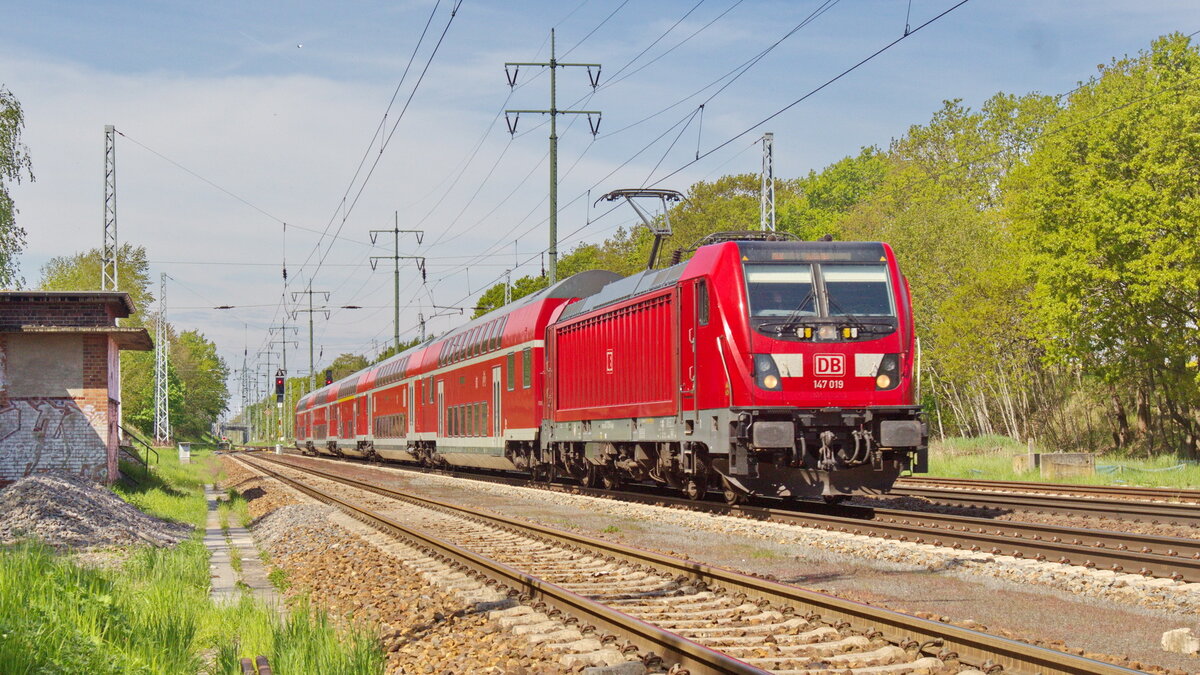 147 019 als FEX zum BER in Brandenburg am 11. Mai 2023 bei Diedersdorf.