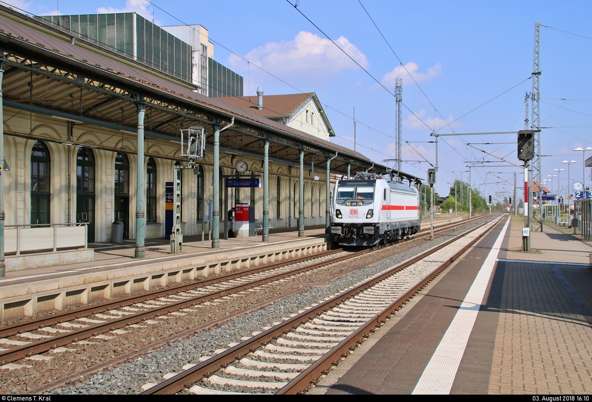 147 552 DB als Tfzf, von Halle (Saale) kommend, legte im Bahnhof Nordhausen auf Gleis 1 überraschend einen kurzen Halt ein. Der Tf ging daraufhin in den Bahnhofskiosk.
Diese Gelegenheit nutzte ich für ein kleines Shooting - hatte ich eine Lok dieser Baureihe doch wenige Wochen zuvor in Konstanz verpasst.
[3.8.2018 | 16:10 Uhr]