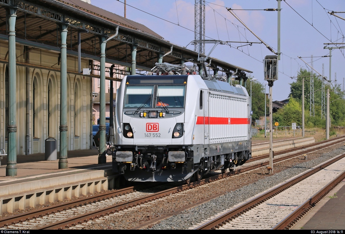 147 552 DB als Tfzf, von Halle (Saale) kommend, legte im Bahnhof Nordhausen auf Gleis 1 überraschend einen kurzen Halt ein. Der Tf ging daraufhin in den Bahnhofskiosk.
Diese Gelegenheit nutzte ich für ein kleines Shooting - hatte ich eine Lok dieser Baureihe doch wenige Wochen zuvor in Konstanz verpasst.
[3.8.2018 | 16:11 Uhr]