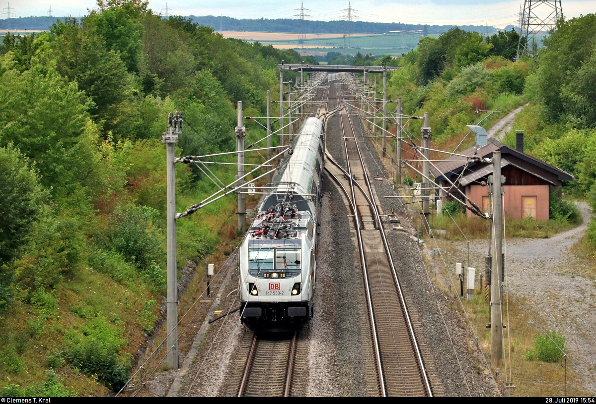 147 553-2 DB als IC 2161 (Linie 61) von Karlsruhe Hbf nach München Hbf passiert die Überleitstelle (Üst) Markgröningen Glems auf der Schnellfahrstrecke Mannheim–Stuttgart (KBS 770).
Aufgenommen von einer Brücke.
(Neubearbeitung)
[28.7.2019 | 15:54 Uhr]
