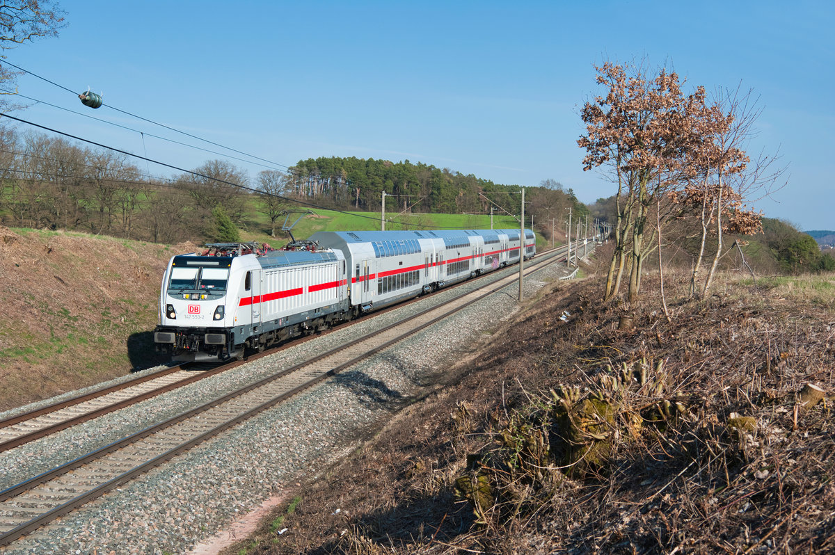 147 553 mit dem IC 2064 von Nürnberg Hbf nach Karlsruhe Hbf bei Ansbach, 29.03.2019